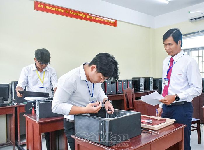 Sinh viên ngành Công nghệ thông tin trong giờ thực hành. Ảnh: TRÚC LINH