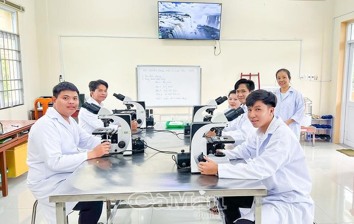 Giờ thực hành của lớp Nuôi trồng thủy sản. Ảnh: TRÚC LINH