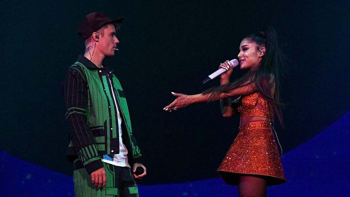 Ariana Grande và Justin Bieber trong một lần biểu diễn song ca