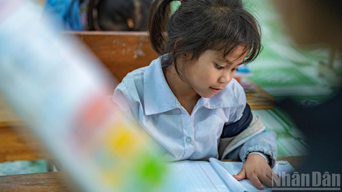  Từ chỗ lạ trường, lạ lớp, sau hơn 1 tuần học tập, các em đã dần quen và hào hứng với môi trường học tập mới, khang trang, hiện đại và an toàn hơn. 