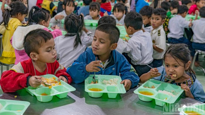  Mỗi ngày, ngoài bữa trưa, các em sẽ được nhà trường chăm lo cả bữa tối. 