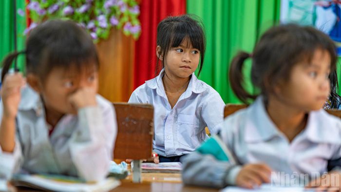  Các thầy cô giáo hiện đang nỗ lực dậy thêm giờ để bù lại những phần kiến thức đã bị gián đoạn bởi những ngày không thể đến trường do bão, lũ. 