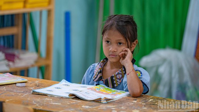  Các thầy cô giáo hiện đang nỗ lực dậy thêm giờ để bù lại những phần kiến thức đã bị gián đoạn bởi những ngày không thể đến trường do bão lũ. 