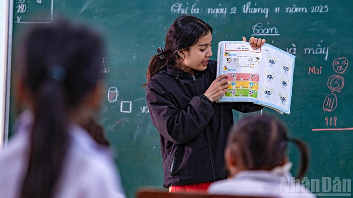  Tại đây, phòng hội đồng của nhà trường đã được bố trí lại thành lớp với đầy đủ trang thiết bị để việc học của các em không bị gián đoạn. 