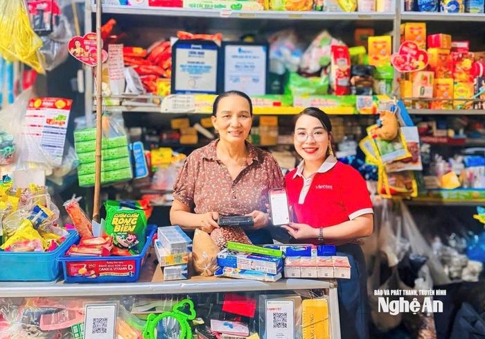 Viettel hỗ trợ cài đặt miễn phí các phần mềm cho các hộ kinh doanh. Ảnh: Trân Châu