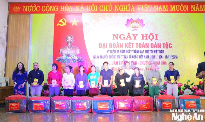 Các đồng chí Phạm Hồng Quang - Ủy viên BTV Tỉnh ủy, Giám đốc Sở Xây dựng và Hoàng Thị Thu Trang - Ủy viên BCH Đảng bộ tỉnh, Giám đốc Sở Tư pháp trao quà cho các hộ nghèo trên địa bàn phường Thái Hòa. Ảnh: Hoàng Long