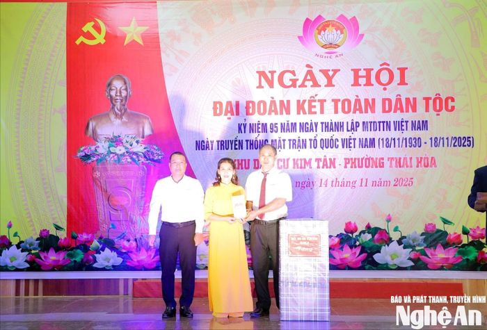 Đồng chí Phạm Hồng Quang - Ủy viên BTV Tỉnh ủy, Giám đốc Sở Xây dựng trao quà cho tập thể khối Kim Tân, phường Thái Hòa. Ảnh: Hoàng Long