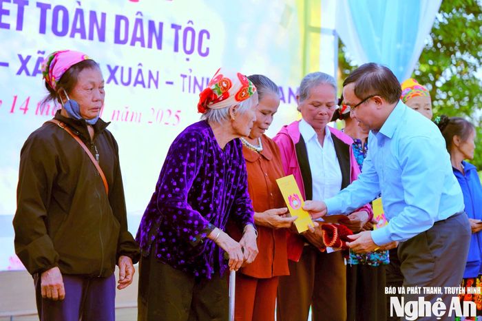 Đồng chí Ngọc Kim Nam - Ủy viên BTV Tỉnh ủy, Trưởng ban Tuyên giáo và Dân vận Tỉnh ủy trao quà cho các hộ khó khăn. Ảnh: Bông Mai