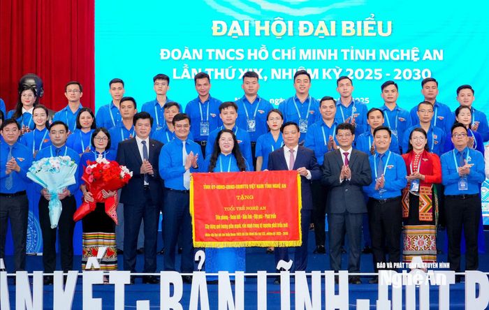 Bí thư Tỉnh ủy Nguyễn Khắc Thận trao tặng Tỉnh đoàn Bức trướng mang dòng chữ: “TUỔI TRẺ NGHỆ AN: TIÊN PHONG - ĐOÀN KẾT - BẢN LĨNH - ĐỘT PHÁ - PHÁT TRIỂN XÂY DỰNG QUÊ HƯƠNG GIÀU MẠNH, VĂN MINH TRONG KỶ NGUYÊN PHÁT TRIỂN MỚI”. Ảnh: Phạm Bằng