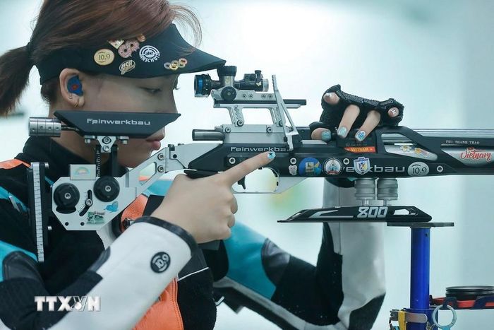 Xạ thủ Phí Thanh Thảo đang tập trung tập luyện chuẩn bị cho SEA Games 33. (Ảnh: Minh Quyết/TTXVN)