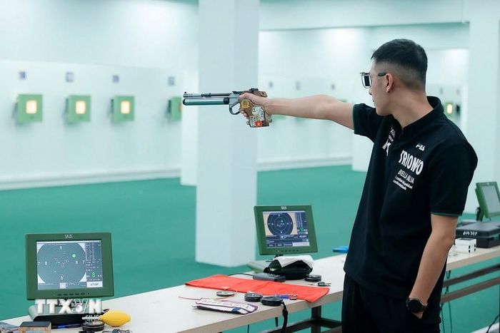 Xạ thủ Nguyễn Đình Thành tập trung tập luyện chuẩn bị cho SEA Games 33. (Ảnh: Minh Quyết/TTXVN)
