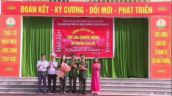 Tặng hoa tri ân các cựu chiến binh trong buổi giao lưu.