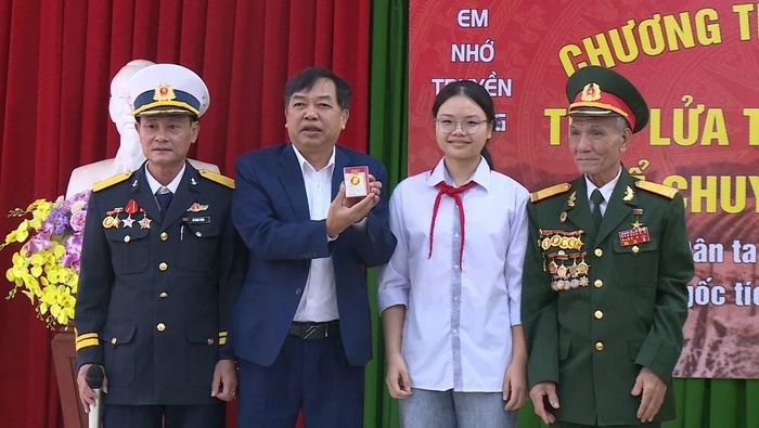 Trao quà cho học sinh trong buổi giao lưu