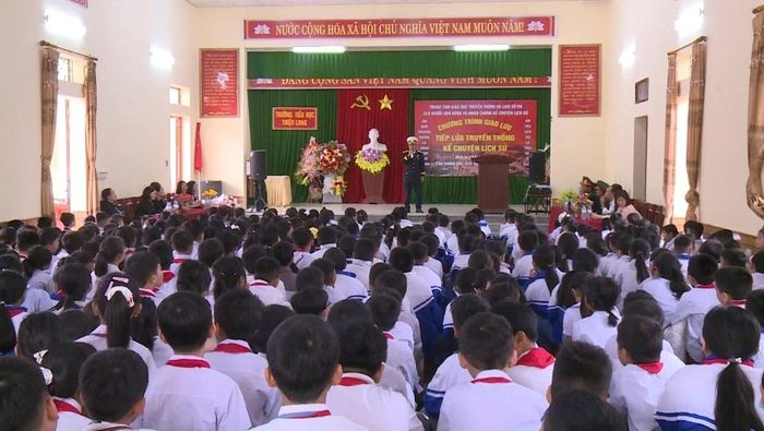 Học sinh nghe cựu chiến binh kể chuyện lịch sử.
