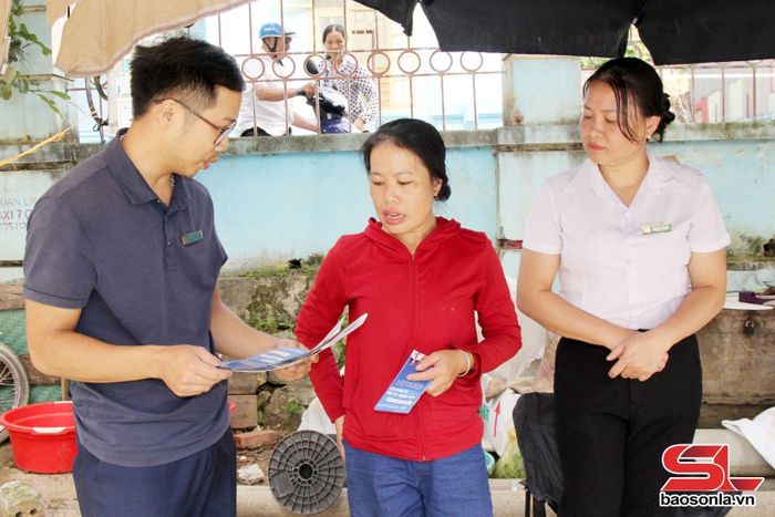 Viên chức BHXH cơ sở Bắc Yên tuyên truyền chính sách BHXH, BHYT cho nhân dân.