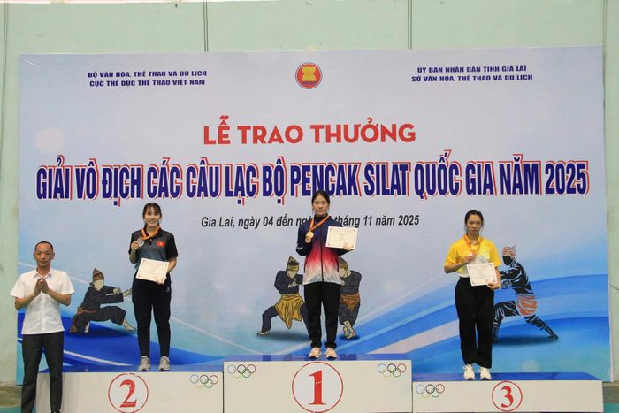 VĐV Quàng Minh Trang đoạt Huy chương Vàng hạng 63 kg. 