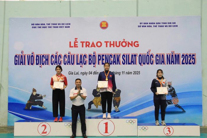 VĐV Quàng Thị Thảo đoạt Huy chương Vàng hạng 72 kg. 