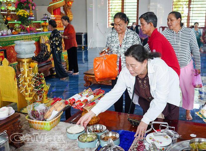 Đồng bào dân tộc Khmer luôn giữ gìn phong tục dâng cơm đến chùa thể hiện lòng hiếu thảo, hướng về cội nguồn.