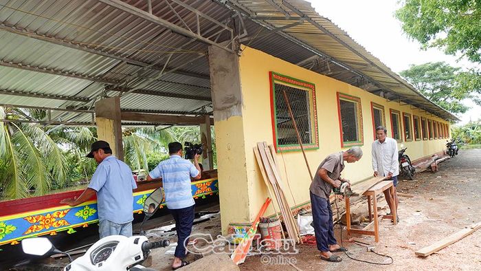 Không gian chuẩn bị ghe Ngo của các nghệ nhân tại chùa Đìa Muồng, xã Phước Long.