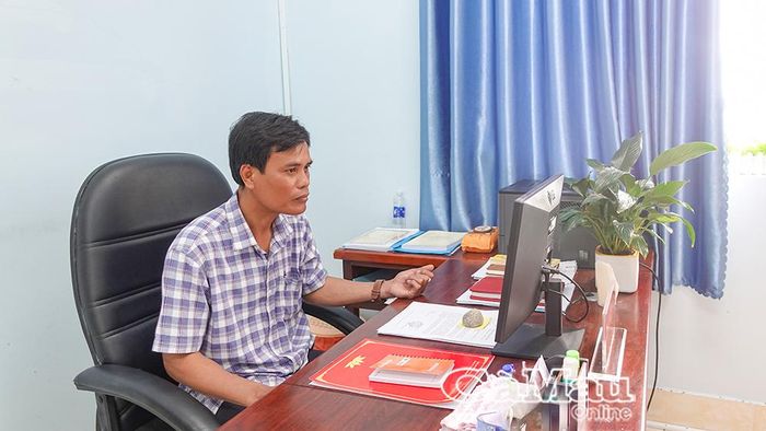 Ông Thạch Văn Tấn tìm hiểu về danh sách các nghệ nhân có thể truyền dạy nghệ thuật Dù kê trong cộng đồng đồng bào dân tộc.