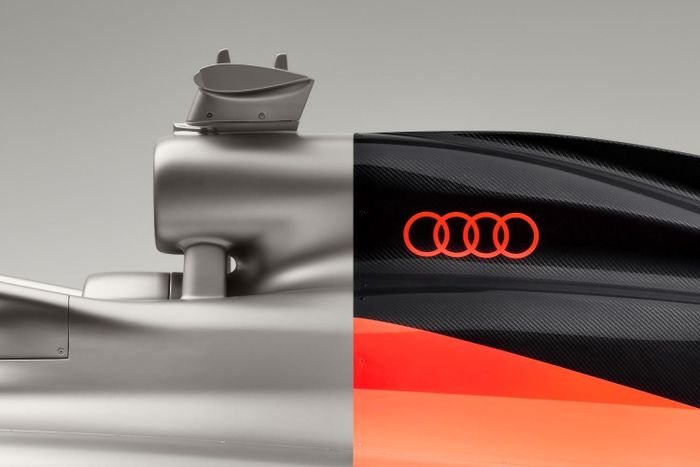 Audi cũng sẽ sử dụng logo 4 vòng tròn màu đỏ, được chọn lọc để nhấn mạnh sự hiện diện của mẫu xe tại giải đua Công thức 1.