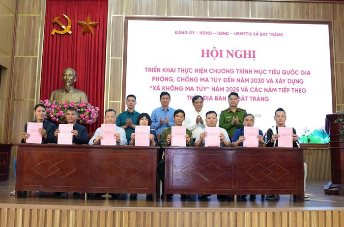 Các đơn vị ký cam kết thực hiện công tác phòng, chống ma túy tại địa phương. Ảnh: Phương Lộc