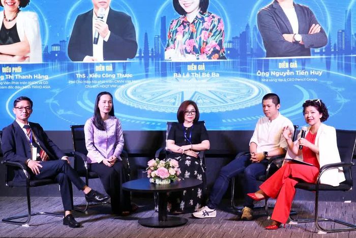 Các diễn giả (từ trái sang): Thạc sĩ Kiều Công Thược, NTK Nguyễn Mi Trang, bà Lê Thị Bé Ba, ông Nguyễn Tiến Huy, bà Hoàng Thị Thanh Hằng trao đổi tại hội thảo. Ảnh: Khánh Châu