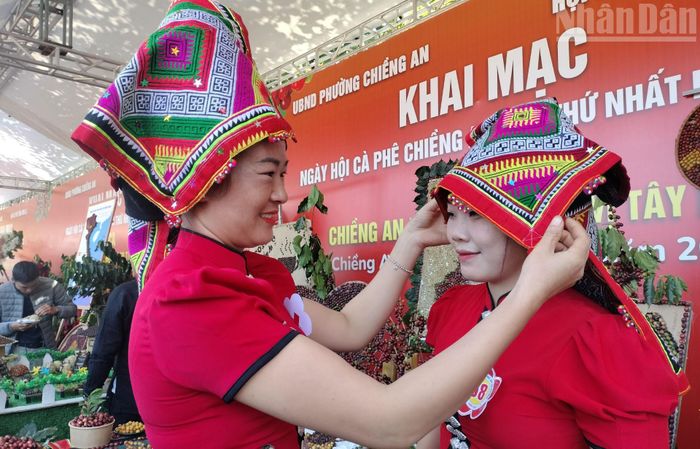 Trước khi đến giờ thuyết trình trước Ban giám khảo, thành viên các đội thi còn giúp nhau chuẩn bị trang phục với chiếc khăn piêu truyền thống của dân tộc mình.