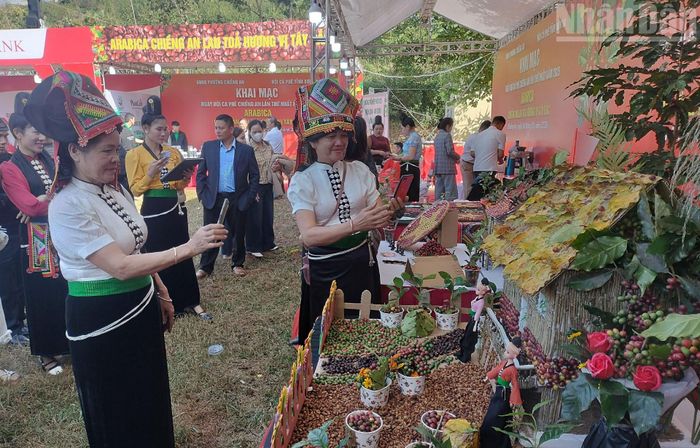 Rất nhiều du khách và người dân trong trang phục dân tộc Thái đã tới trải nghiệm và lưu giữ lại cho mình những bức ảnh đẹp về mô hình độc đáo của đội thi đến từ bản Phiêng Nghè, phường Chiềng An.