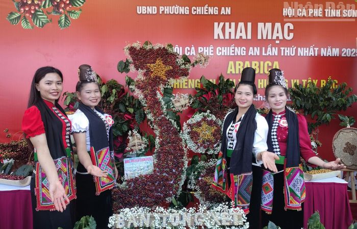 Biểu tượng hình chữ S Việt Nam được đội thi đến từ bản Tòng Xét, phường Chiềng An tạo nên từ những hạt cà-phê, tạo điểm nhấn độc đáo tại gian trưng bày sản phẩm cà-phê của đội thi.