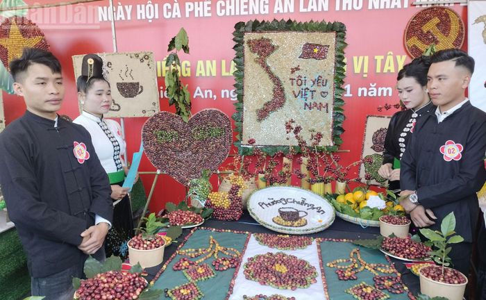 Với khu trưng bày nổi bật với hình chữ S Việt Nam cùng dòng chữ "Tôi Yêu Việt Nam", đội thi đến từ bản tái định cư Phiêng Tam đã thu hút được nhiều du khách tới tham quan, chụp ảnh.