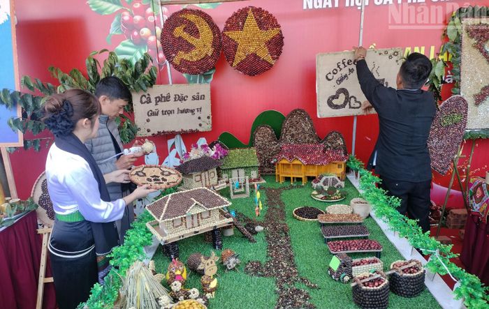Thành viên đội thi đến từ bản Trung Tâm chuẩn bị các mô hình với những ngôi nhà sàn được tạo từ những hạt cà-phê.