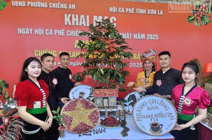 Các đội thi thực hiện phần thuyết minh trước Ban giám khảo và khách tham quan với thời lượng tối đa 3 phút. Nội dung thuyết minh tập trung vào ý tưởng thiết kế, chất liệu, quy trình thực hiện và thông điệp chính của tác phẩm, góp phần lan tỏa hình ảnh “Cà-phê Chiềng An”.
