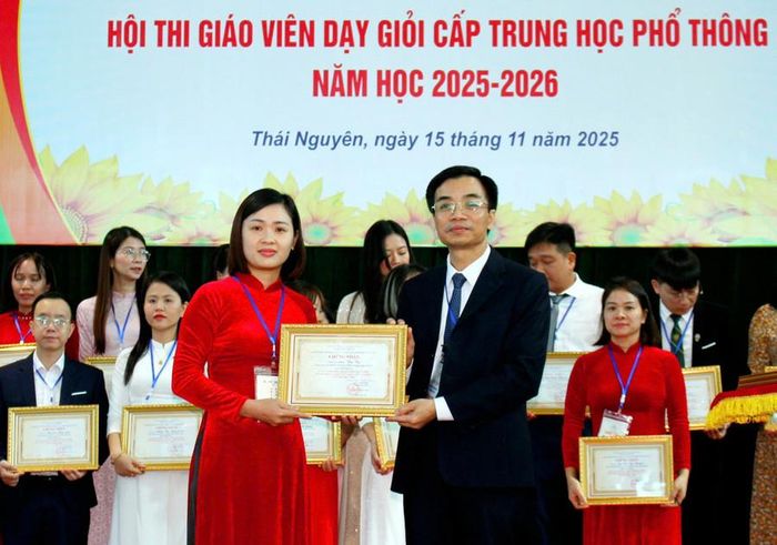 Lãnh đạo Sở GD&ĐT Thái Nguyên trao tặng Chứng nhận danh hiệu và khen thưởng cho giáo viên đạt "Giáo viên dạy giỏi cấp tỉnh".