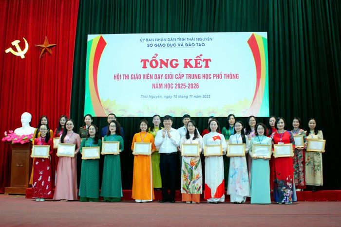 Đại diện Ban Tổ chức, Ban Giám khảo Hội thi trao tặng Chứng nhận danh hiệu và khen thưởng cho giáo viên đạt "Giáo viên dạy giỏi cấp tỉnh".