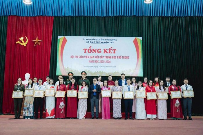 Tỉnh Đoàn Thái Nguyên trao bằng khen cho 28 cán bộ Đoàn đạt danh hiệu “Giáo viên dạy giỏi” tại Hội thi.