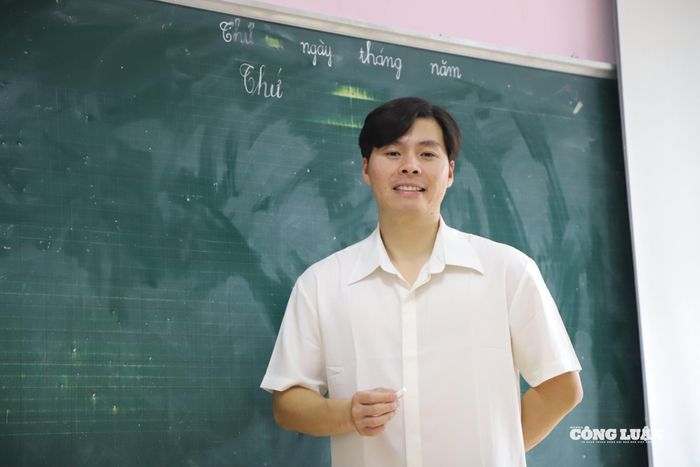 Dẫu có những cú vấp, những scandal, những clip dậy sóng mạng xã hội… nghề giáo vẫn còn vô số người thầy bình lặng, đẹp đẽ như những bông hoa nở giữa buổi sớm. Trong ảnh: Thầy Nguyễn Đức Thịnh, giáo viên Trường PTDTBT Tiểu học Dào San (Lai Châu) trong một tiết học.