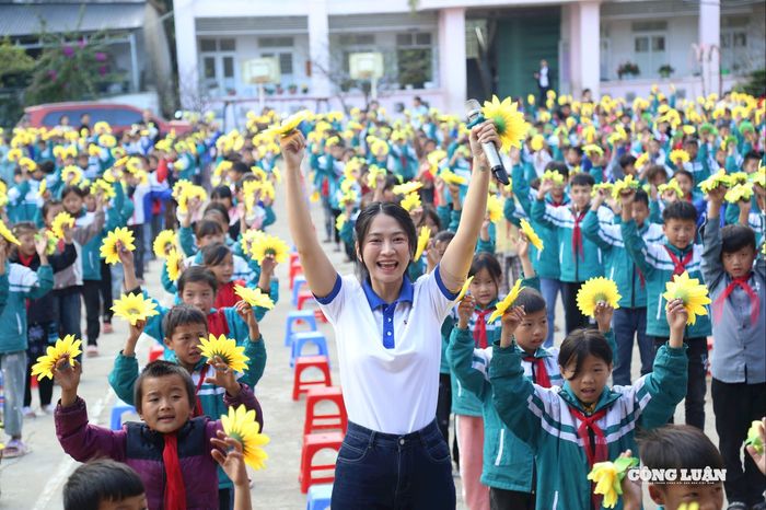 Giáo dục là công việc của trái tim và trái tim luôn chỉ đẹp khi biết kiềm chế, biết thương và biết lắng nghe.