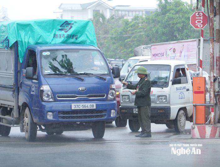 Nhiều ý kiến cho rằng cần phải rà soát và thống nhất phí ra, vào nhà ga, bến xe trên địa bàn toàn tỉnh. Ảnh: PV