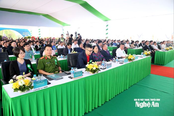 Các đại biểu tham sự lễ khởi công. Ảnh: Xuân Hoàng