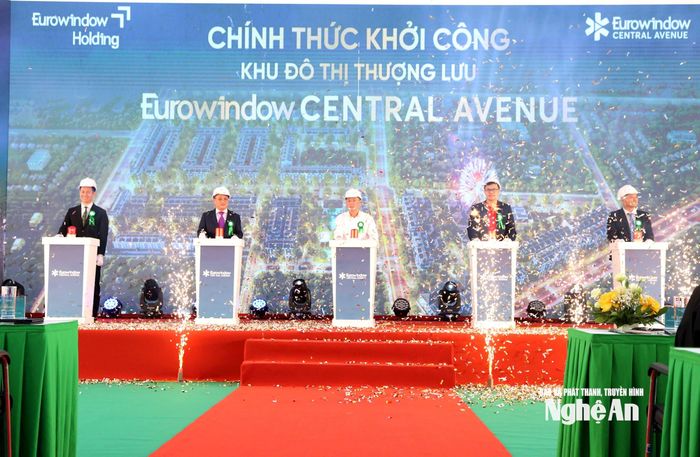 Các đại biểu bấm nút khởi công dự án Eurowindow Central Avenue. Ảnh: Xuân Hoàng