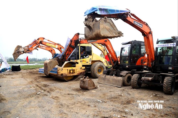 Phương tiện và máy móc của đơn vị thi công đã sẵn sàng. Ảnh: Xuân Hoàng