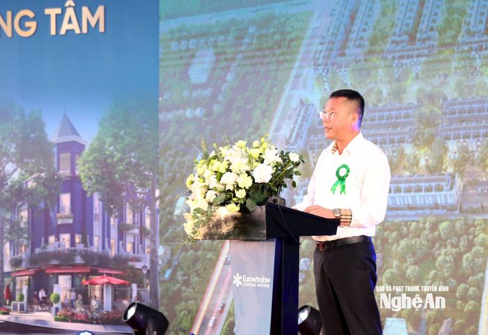 Ông Hoàng Năng Hiệp – Phó Chủ tịch UBND phường Vinh Phú phát biểu tại buổi lễ, đánh giá cao nỗ lực của Eurowindow Holding trong quá trình chuẩn bị, hoàn thiện thủ tục và tổ chức thi công dự án. Ảnh: Xuân Hoàng