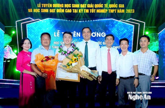 Phó Bí thư Tỉnh ủy (nay là Phó Bí thư Thường trực Tỉnh ủy, Chủ tịch HĐND tỉnh) Hoàng Nghĩa Hiếu tặng Bằng khen cho học sinh Trường THPT Thanh Chương 3, tại Lễ Tuyên dương học sinh đạt giải Quốc tế, Quốc gia và học sinh đạt điểm cao tại Kỳ thi Tốt nghiệp THPT Quốc gia năm 2023.