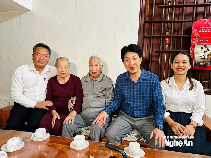 Ban Giám hiệu Trường THPT Thanh Chương 3 đến thăm thầy giáo Nguyễn Tài Ngô.