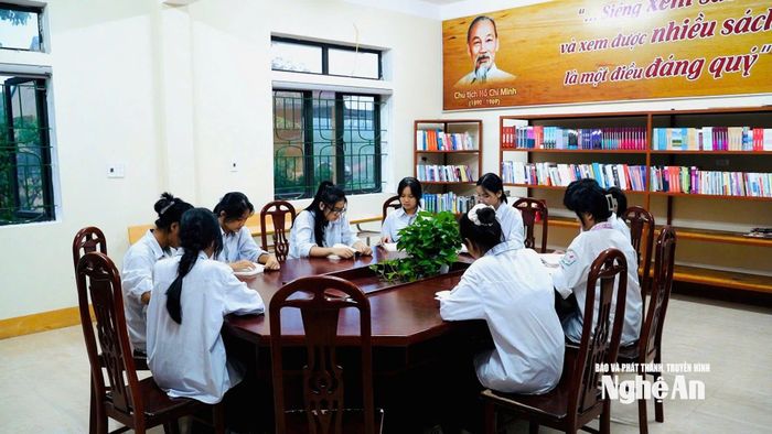 Học sinh say sưa đọc sách tại Ngôi nhà trí tuệ trong những giờ giải lao.