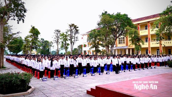 Một tiết chào cờ đầu tuần của tập thể giáo viên và học sinh nhà trường.