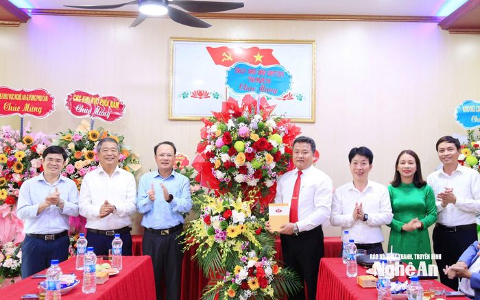 Phó Chủ tịch Thường trực HĐND tỉnh Nguyễn Nam Đình về thăm Trường THPT Thanh Chương 3.