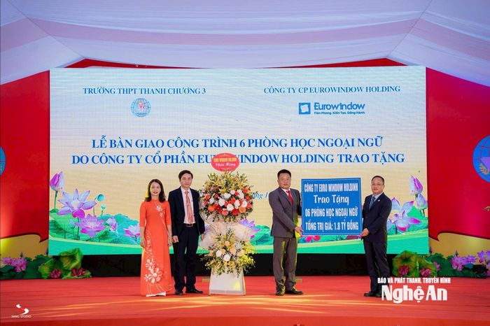 Trường THPT Thanh Chương 3 đón nhận 6 phòng học Ngoại ngữ hiện đại do Công ty Euro Window Holdinh trao tặng.