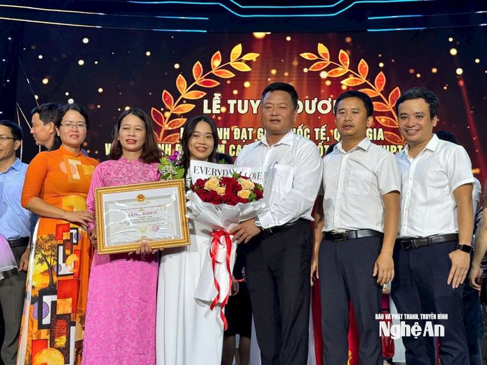 Học sinh Trường THPT Thanh Chương 3 được UBND tỉnh tặng bằng khen tại Lễ tuyên dương học sinh đạt giải Quốc tế, Quốc gia và học sinh đạt điểm cao trong kỳ thi Tốt nghiệp THPT Quốc gia.
